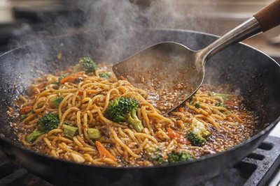 How to Cook Chow Mein on the Stove